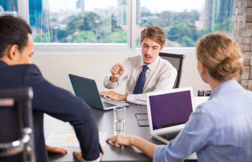 Consultants improving reputation for business professionals online